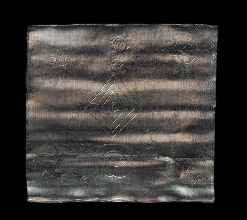 23Feb25 (37)p.jpg - ตะกรุด ตะกั่วเก่า จารยันต์ หน้าหลัง ตะกรุดเก่าสวย เข็มขลัง มี 9 ดอก ไม่ทราบที | https://kamulet.in.th